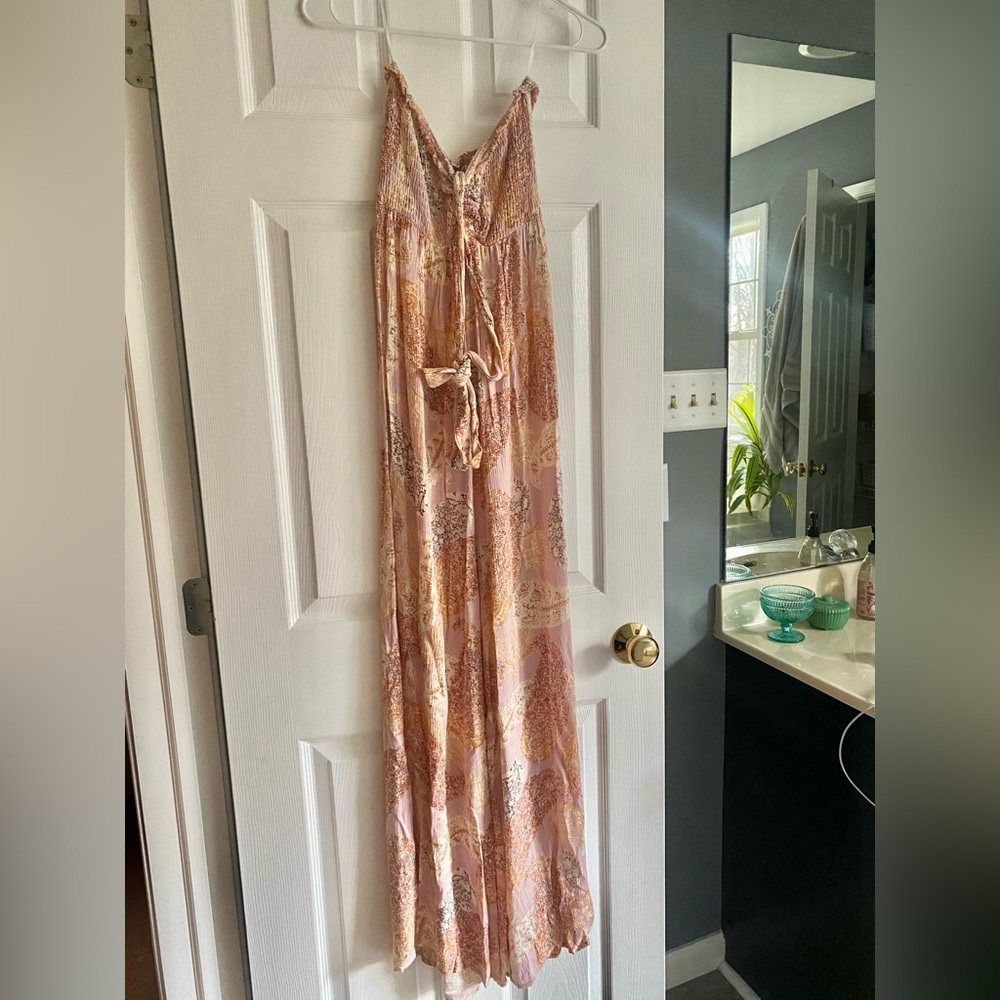 Pant romper, can be worn strapless or tie around the neck